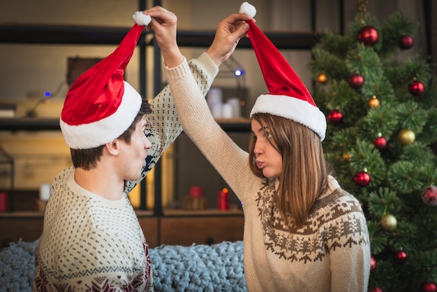 Foto grátis lindo casal de natal brincando um com o outro