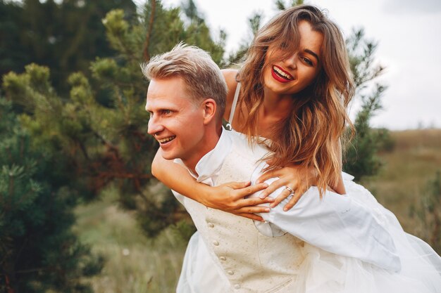 Lindo casal de noivos em um campo de verão