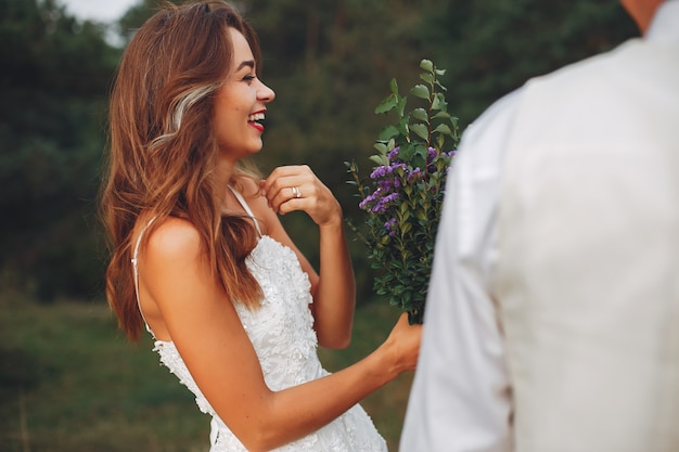 Lindo casal de noivos em um campo de verão