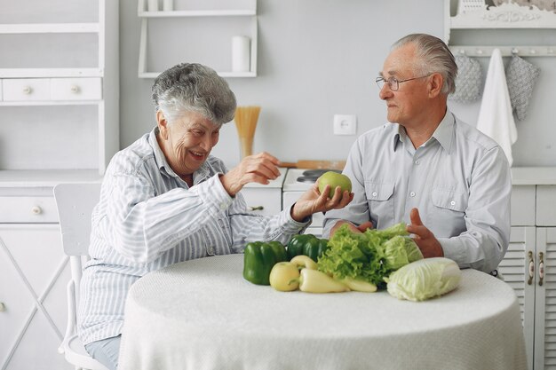 Lindo casal de velhos prepara comida na cozinha