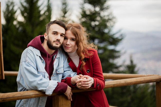 Lindo casal desfrutando ao ar livre Plano Médio