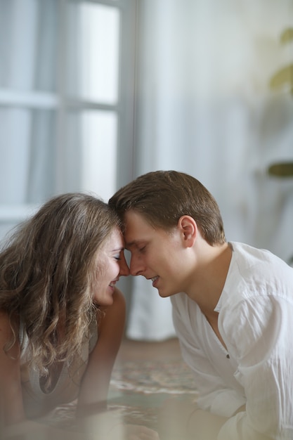 Lindo casal em casa