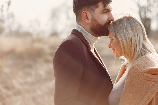 Lindo casal em um campo de primavera