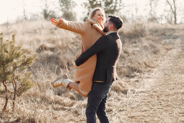 Lindo casal em um campo de primavera