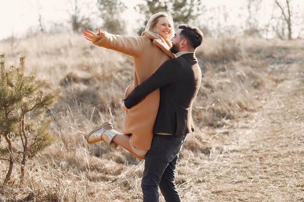 Lindo casal em um campo de primavera