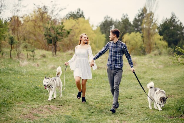 Lindo casal em uma floresta de verão com um cachorro