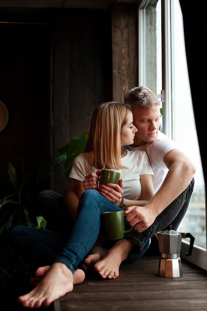 Lindo casal ficar juntos dentro de casa