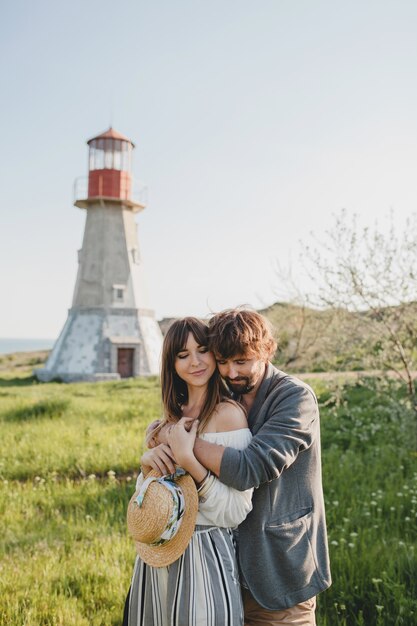 Lindo casal jovem e feliz e elegante e moderno e apaixonado caminhando pelo campo