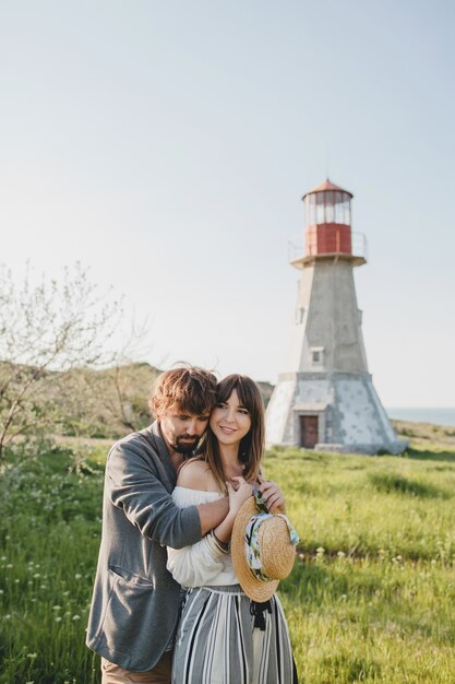 Lindo casal jovem e feliz e moderno e elegante, apaixonado, caminhando pelo campo