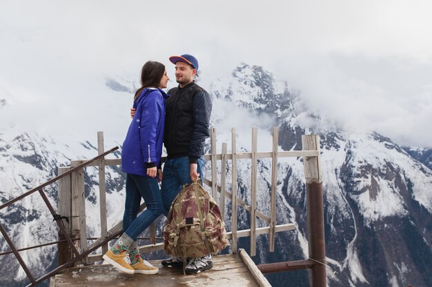 Lindo casal jovem hippie apaixonado, caminhando nas montanhas