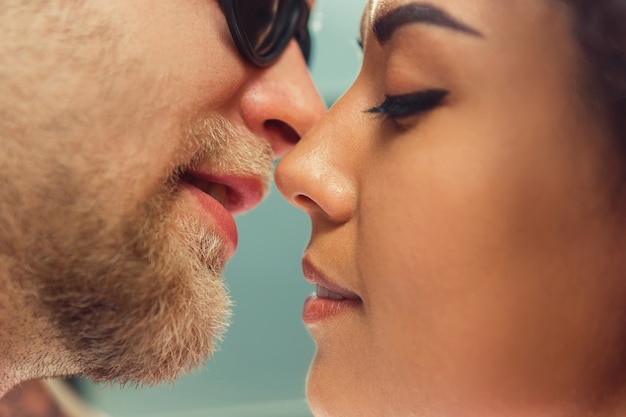 Foto grátis lindo casal jovem. homem e mulher apaixonada. menina e namorado juntos.