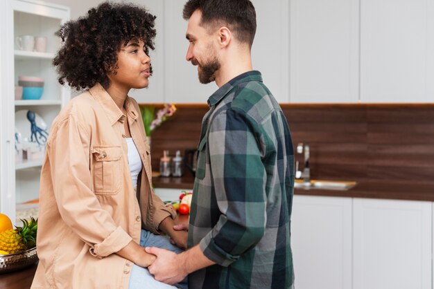 Lindo casal jovem olhando um ao outro