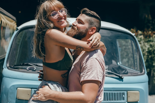 Lindo casal jovem posando nas ruas da cidade, amor e ternura