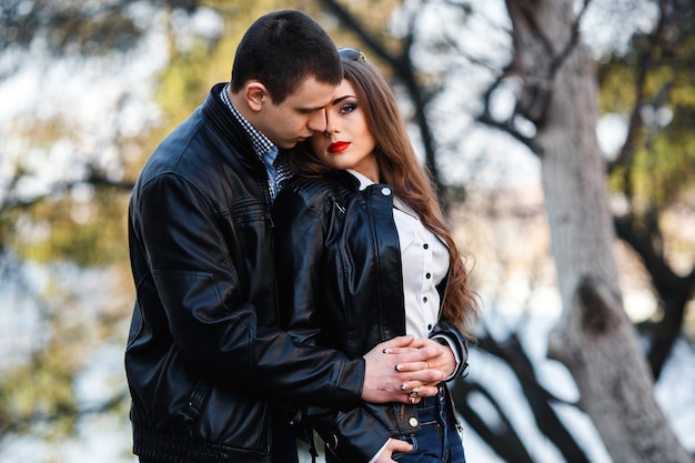 Lindo casal jovem posando no parque