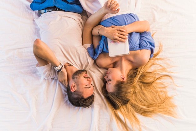 Foto grátis lindo casal jovem relaxante na cama