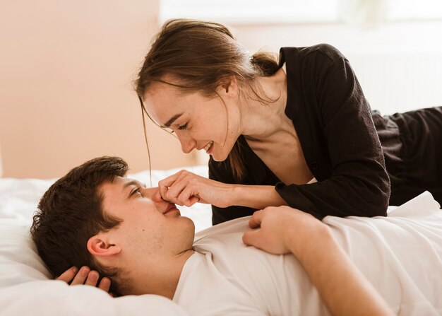 Lindo casal jovem tocando juntos