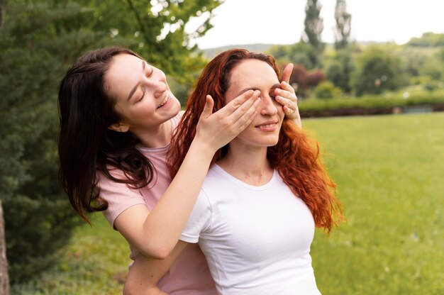 Lindo casal LGBT passando um tempo juntos no parque