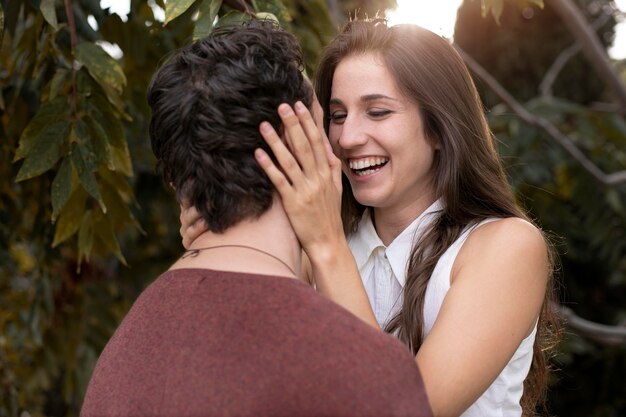 Lindo casal mostrando amor um ao outro