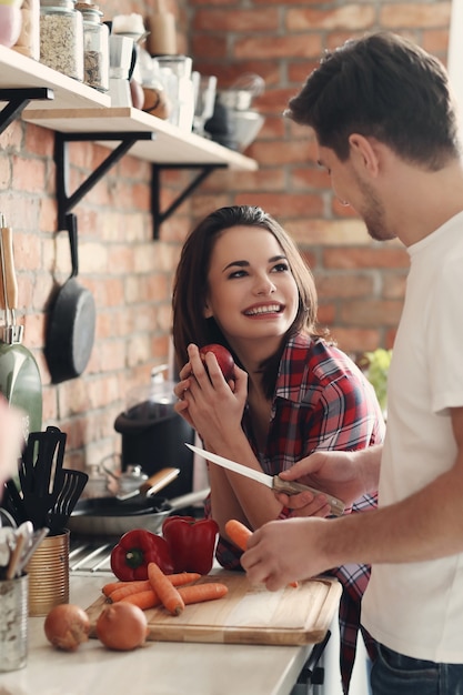 Lindo casal na cozinha