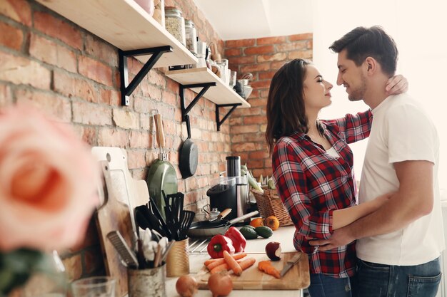 Lindo casal na cozinha