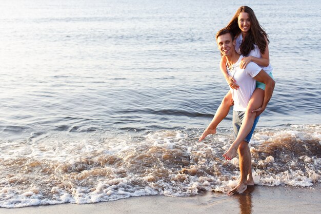 Lindo casal na praia