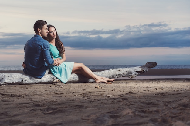 Lindo casal na praia