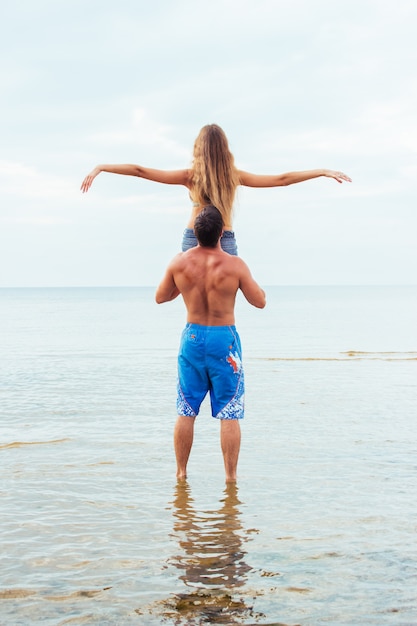 Lindo casal na praia