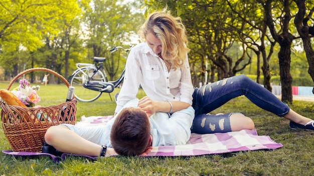 Lindo casal no piquenique em um parque em dia ensolarado de verão.
