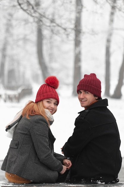 Foto grátis lindo casal olhando atrás deles