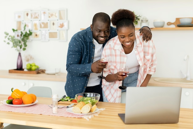 Foto grátis lindo casal olhando para o laptop