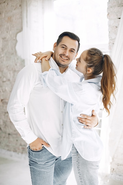 Lindo casal passa o tempo em casa