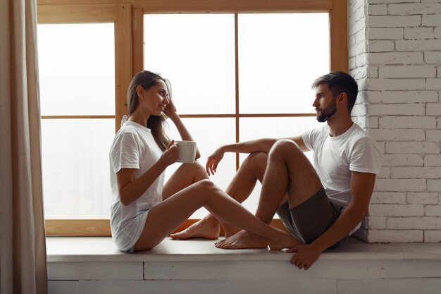 Lindo casal passa o tempo em casa