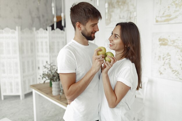 Lindo casal passa o tempo em casa