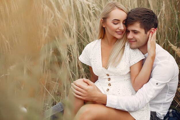 Lindo casal passa o tempo em um campo de outono