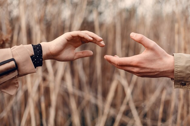 Lindo casal passa o tempo em um campo de outono