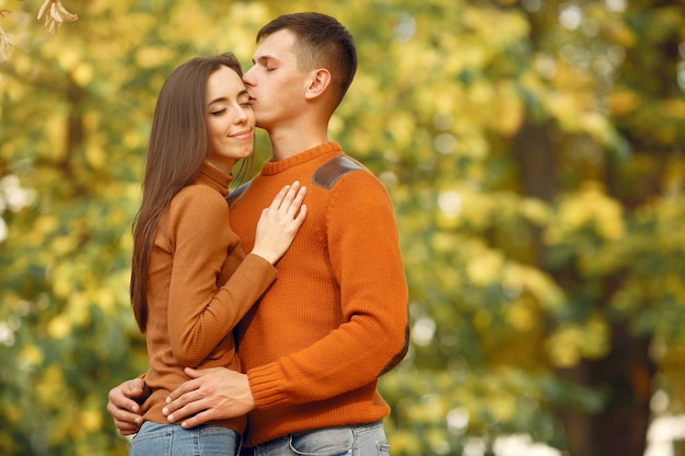 Lindo casal passa o tempo em um campo de outono