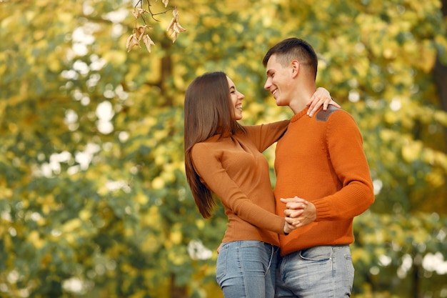 Lindo casal passa o tempo em um campo de outono