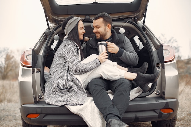 Foto grátis lindo casal passa o tempo em um campo de primavera