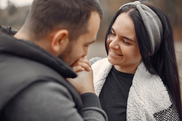 Lindo casal passa o tempo em um campo de primavera