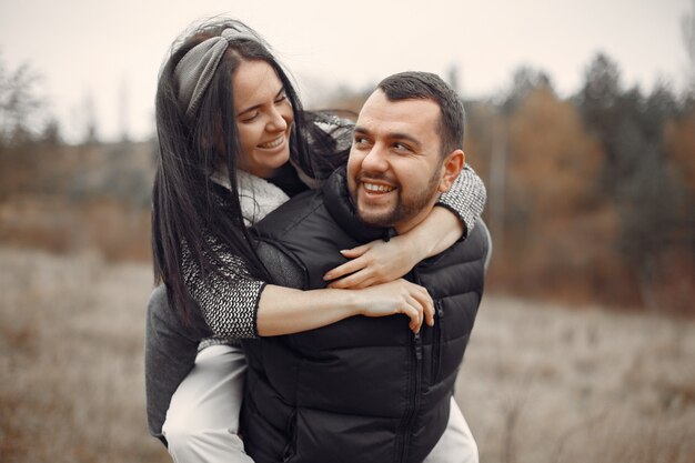 Lindo casal passa o tempo em um campo de primavera