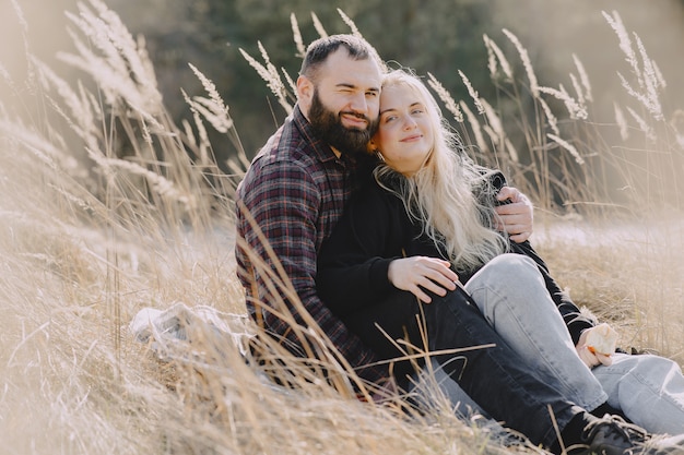 Lindo casal passa o tempo em um campo de trigo