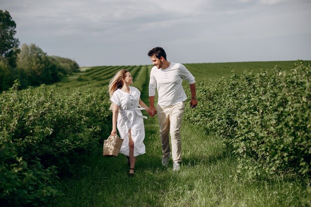 Lindo casal passa o tempo em um campo de verão