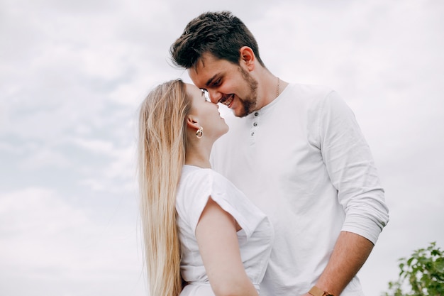 Lindo casal passa o tempo em um campo de verão