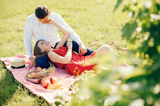 Lindo casal passa o tempo em um campo de verão