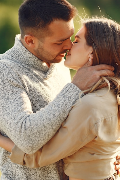 Foto grátis lindo casal passa o tempo em um campo de verão