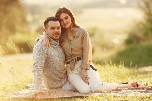 Lindo casal passa o tempo em um campo de verão