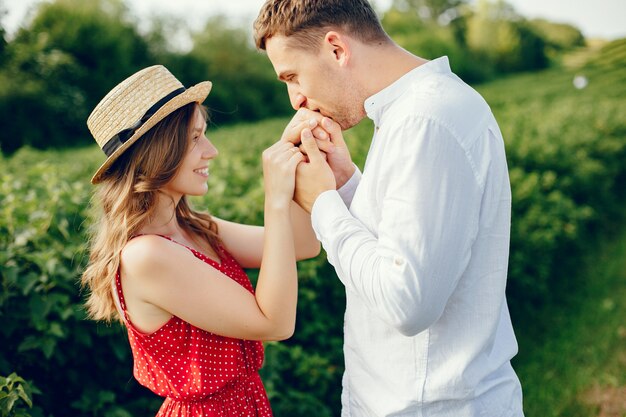 Lindo casal passa o tempo em um campo