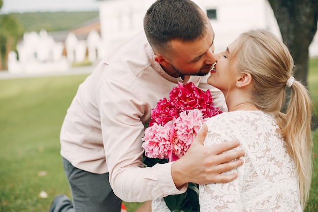 Lindo casal passa o tempo em um jardim de verão