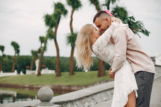 Lindo casal passa o tempo em um jardim de verão