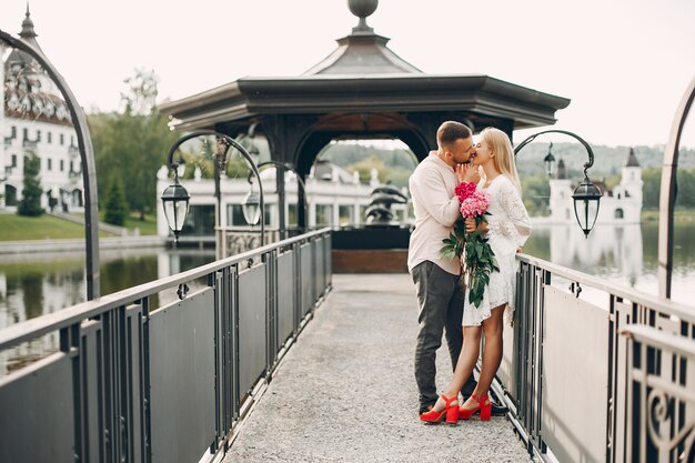 Lindo casal passa o tempo em um jardim de verão